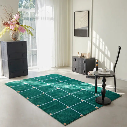 Tapis à carreaux vert placé dans un salon moderne, ajoutant une touche graphique et élégante à l’espace.