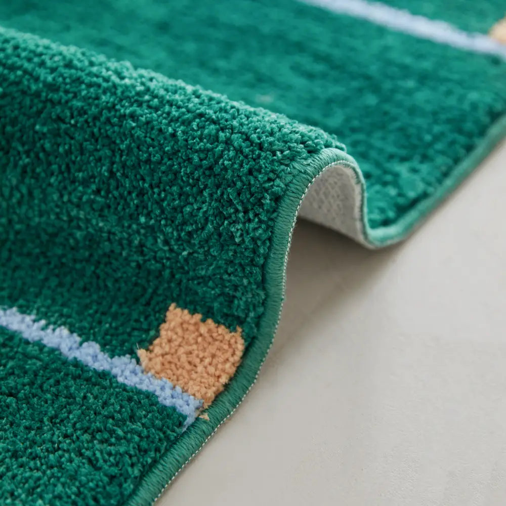 Tapis à carreaux vert aux lignes blanches, offrant une touche moderne dans un salon lumineux.