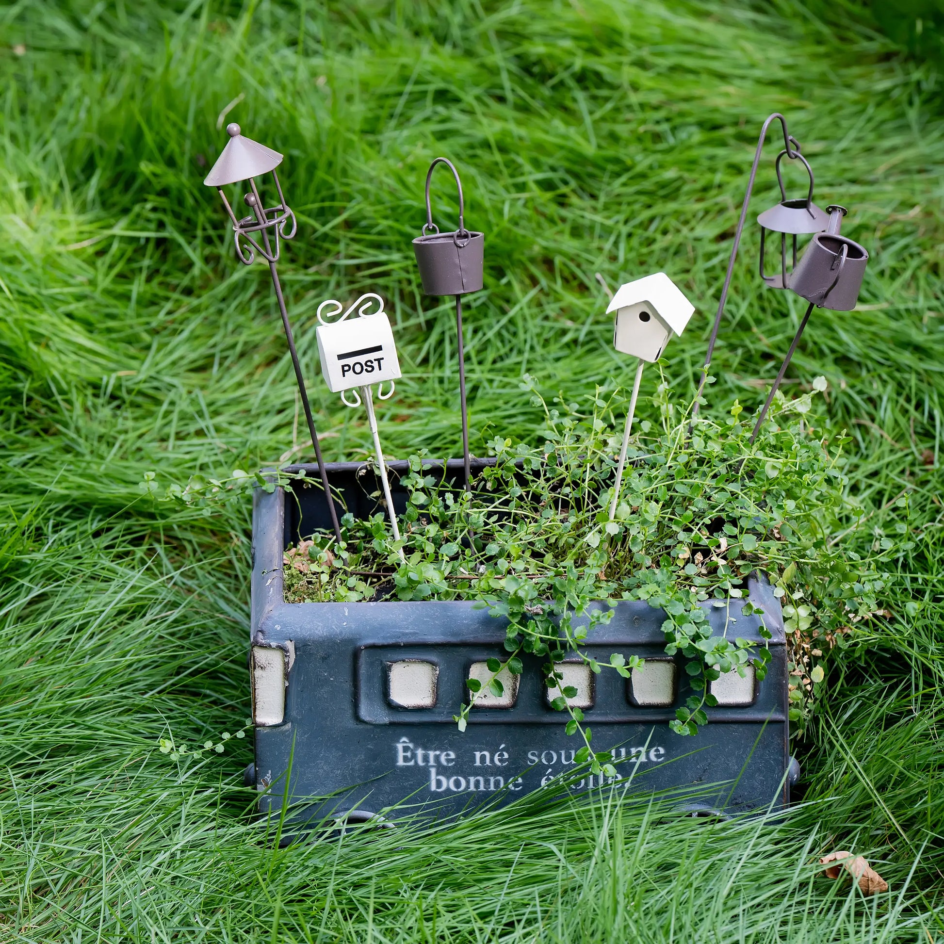 Decoration pot de fleurs – Lot de 2 piques décoratives pour jardinière dans un pot de fleurs sur l'herbe.