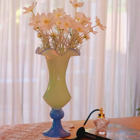 Decorative vases en verre soufflé aux reflets menthe et bleu, forme élancée sur pied, parfait pour sublimer un bouquet de fleurs et une décoration raffinée.