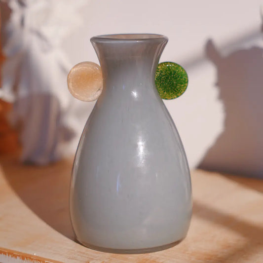 Décorer vase en verre gris soufflé, orné de deux pastilles colorées vert et doré au style moderne.