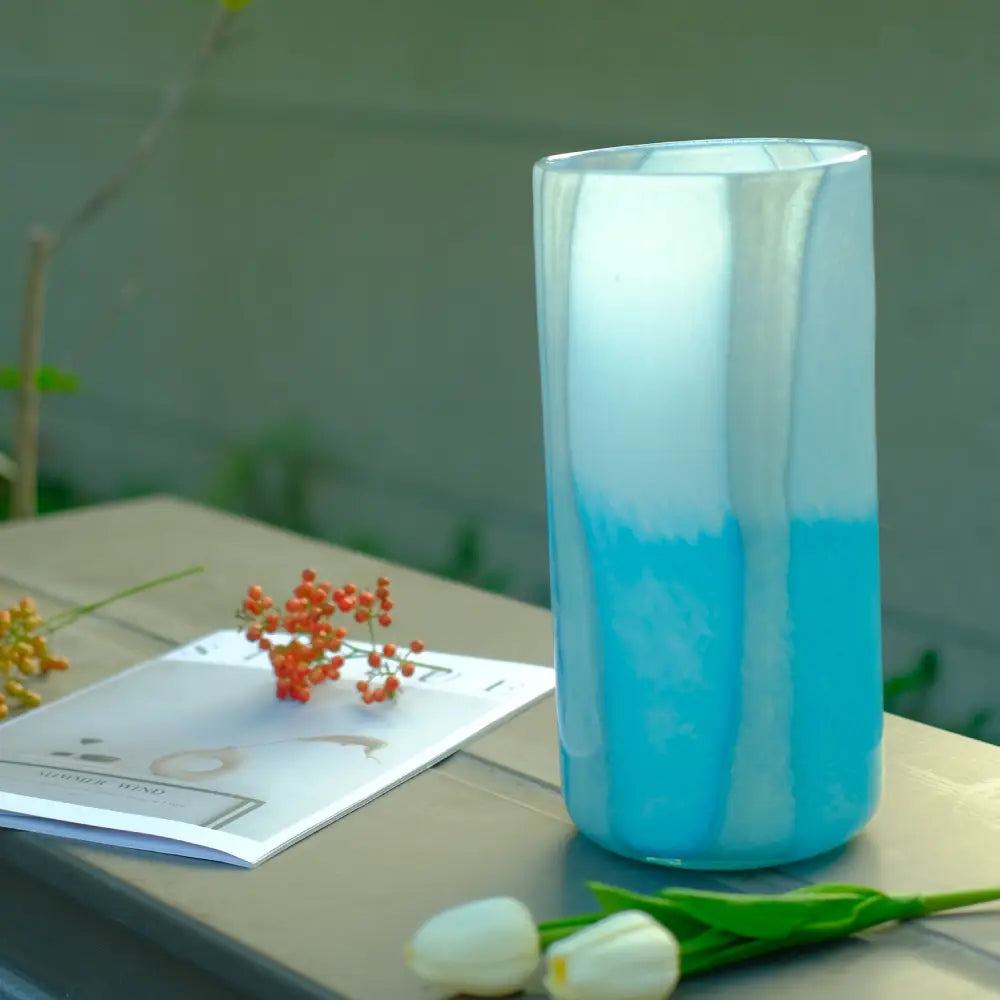 Design vase en verre givré bleu et blanc, idéal pour un intérieur lumineux et épuré.