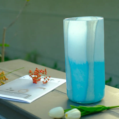 Design vase en verre givré bleu et blanc, idéal pour un intérieur lumineux et épuré.