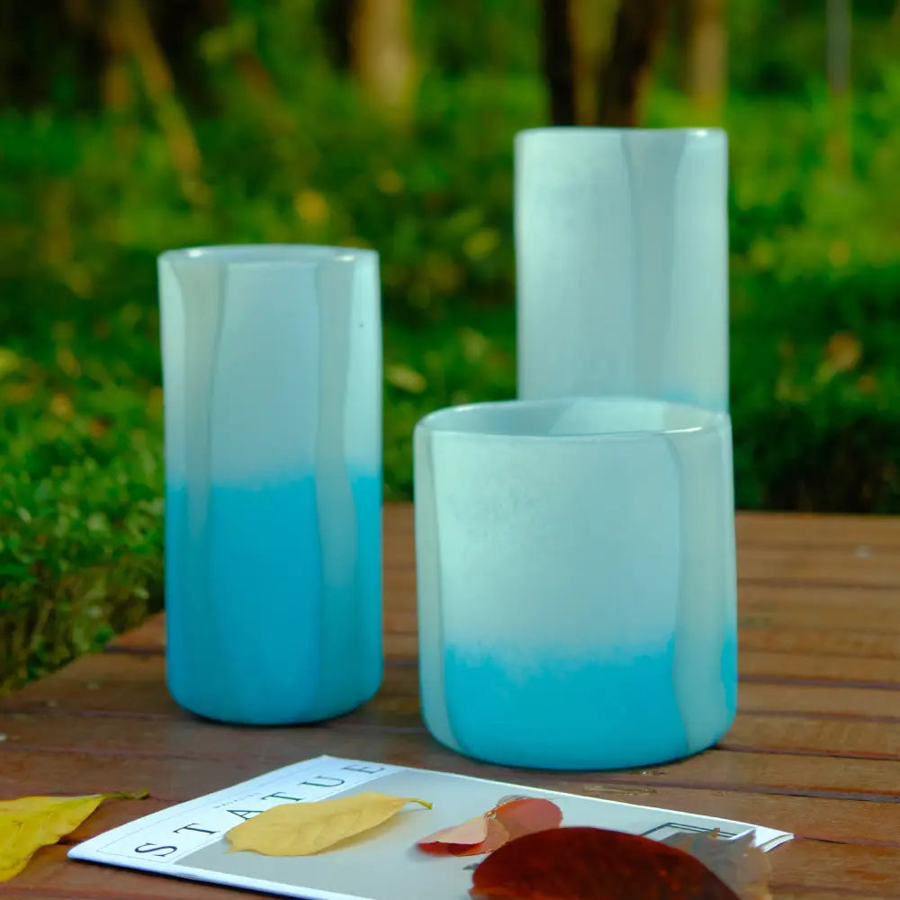 Design vase bleu et blanc en trois tailles, ensemble décoratif élégant et rafraîchissant.
