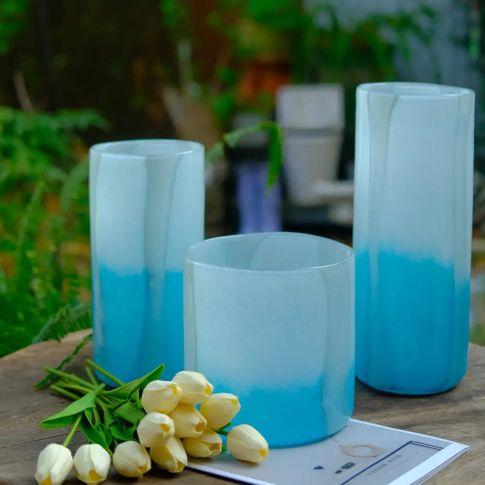 Design vase contemporain en verre translucide, dégradé bleu doux pour un style minimaliste.