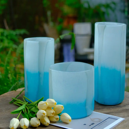 Design vase contemporain en verre translucide, dégradé bleu doux pour un style minimaliste.