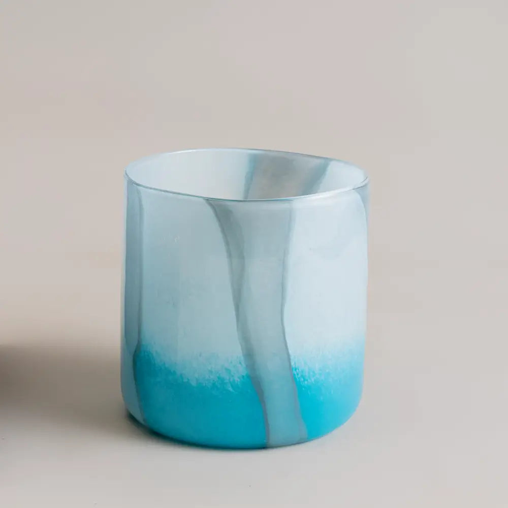 Design vase artisanal aux reflets marins et silhouette cylindrique