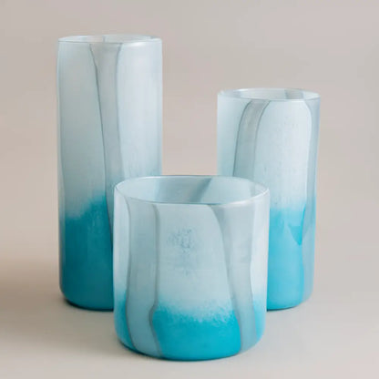 design vase bleu en verre soufflé, format cylindrique