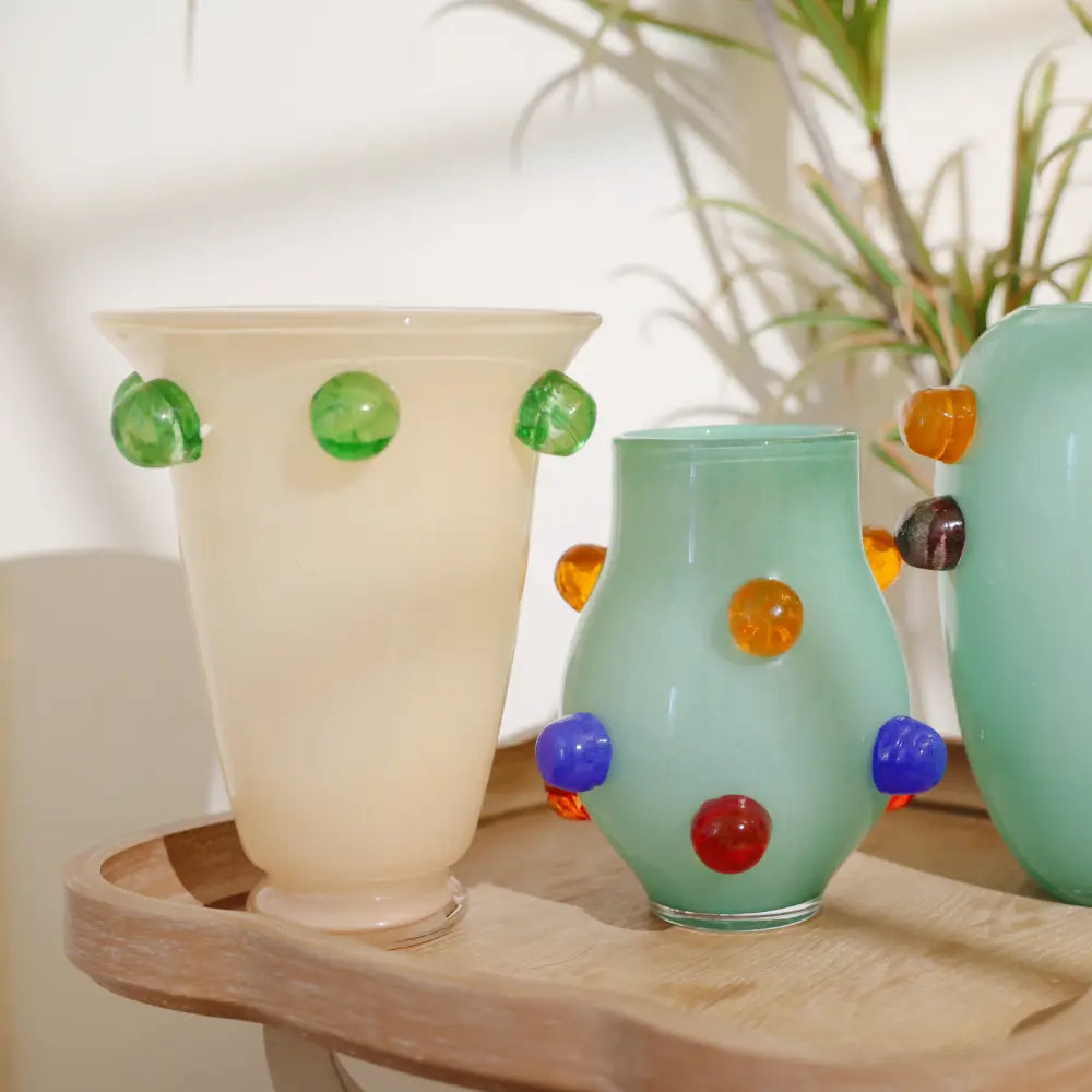 Grand vase décoratif en verre soufflé couleur miel avec détails verts en relief.