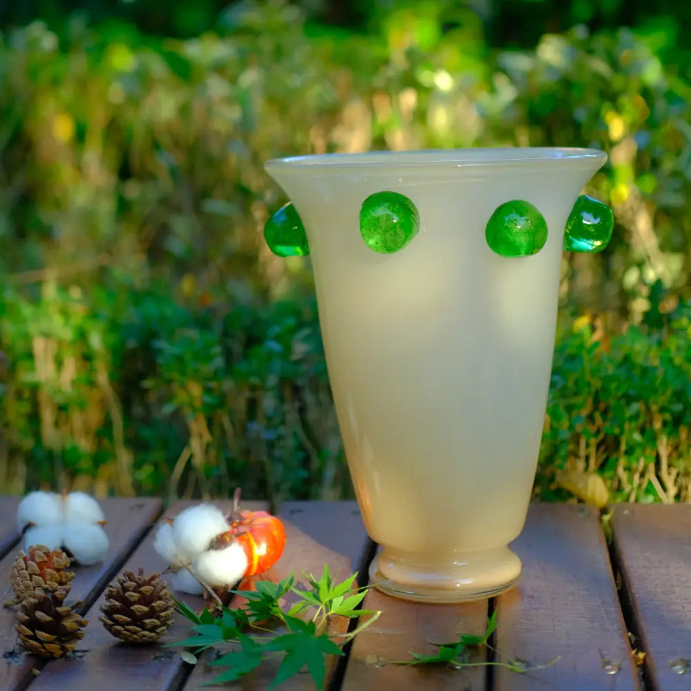 Grand vase en verre clair décoré de bulles vertes, parfait comme pièce centrale élégante.