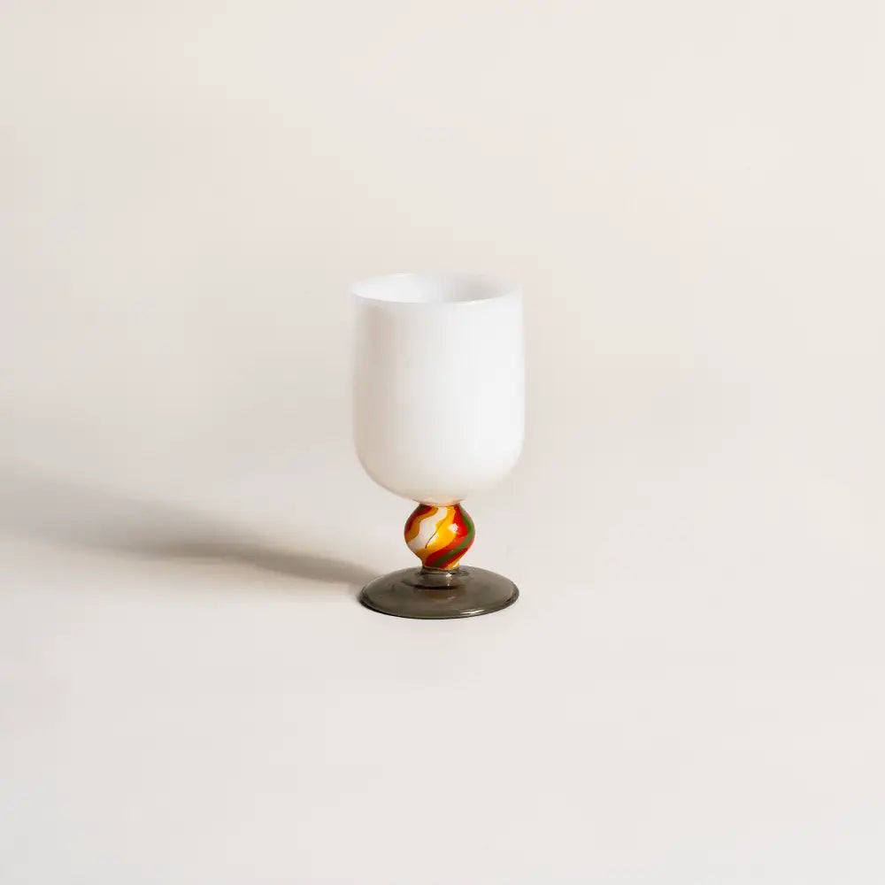 Verres à vin design moderne en verre soufflé, parfaits pour collection ou usage quotidien.