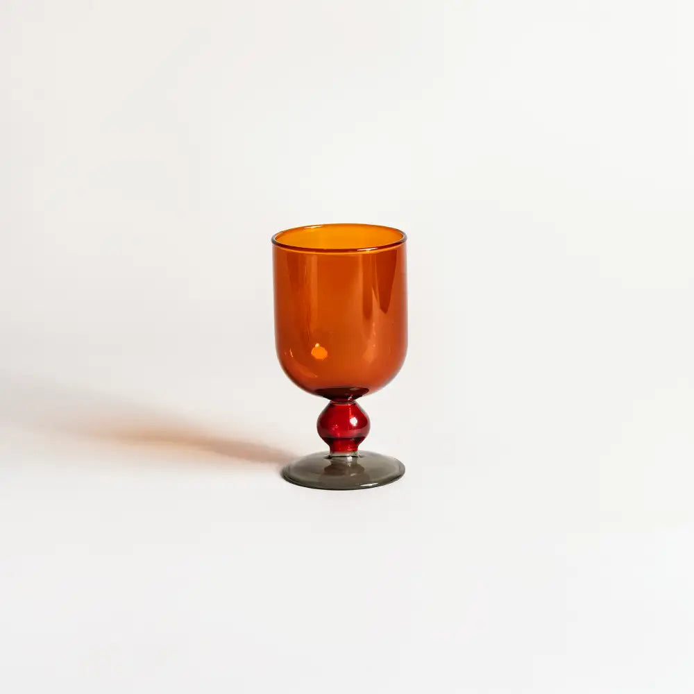 Verres à vin en verre soufflé artisanal, design élégant avec détails raffinés.
