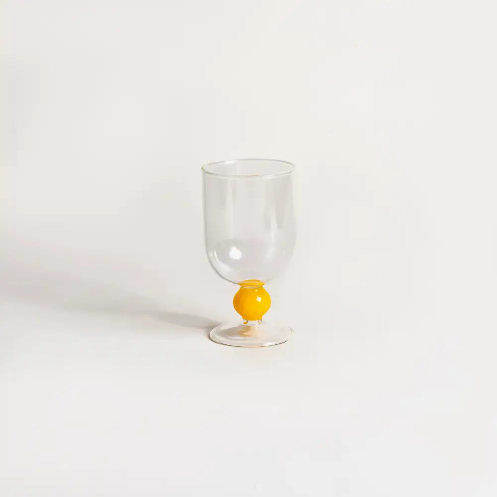 Verres à vin colorés soufflés à la bouche, parfaits pour une table festive.