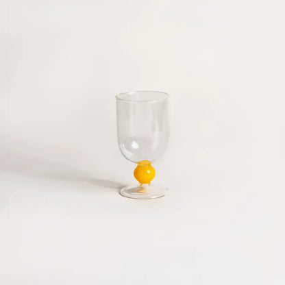 Verres à vin colorés soufflés à la bouche, parfaits pour une table festive.