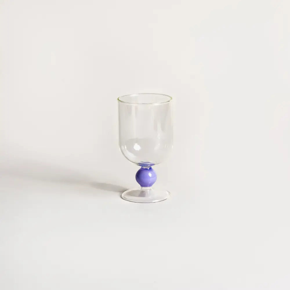 Verres à vin transparents au style contemporain, idéals pour dégustation raffinée.