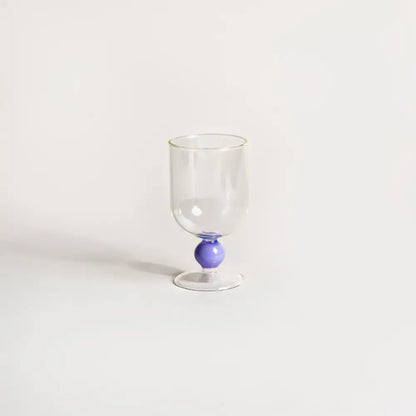 Verres à vin transparents au style contemporain, idéals pour dégustation raffinée.