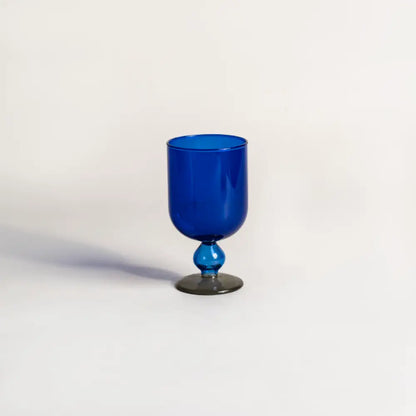 Verres à vin artisanaux faits main, décorés de nuances subtiles et originales.