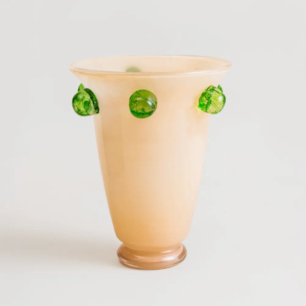 grand vase en verre soufflé orné de perles vertes