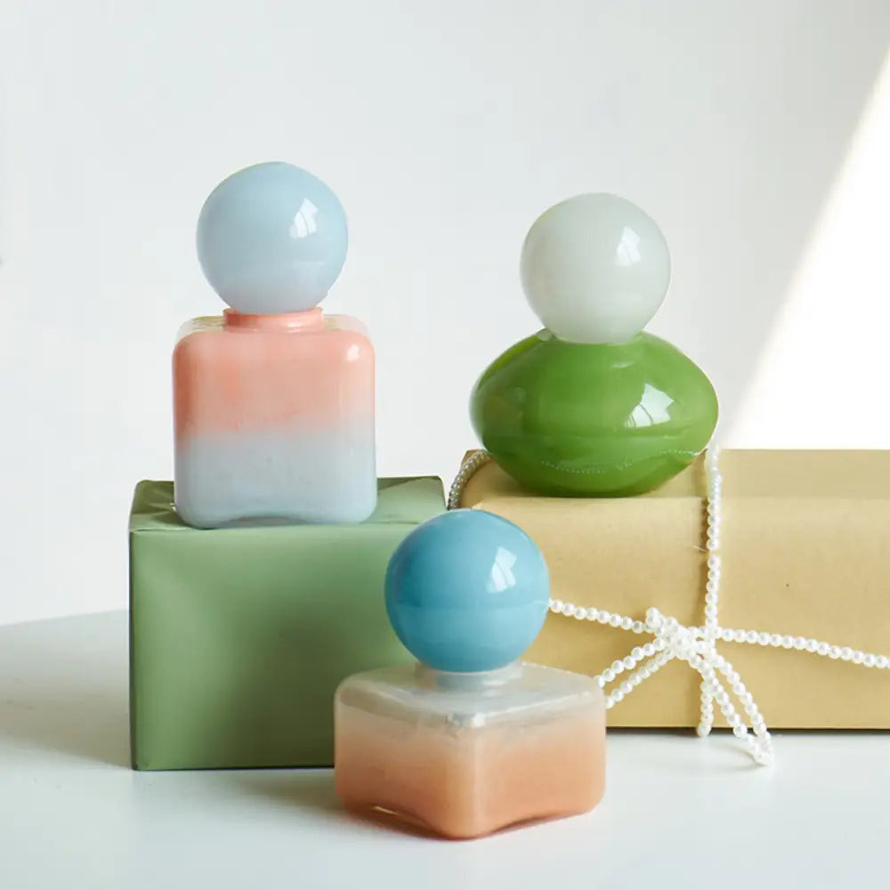 Diffuseur de parfum décoratif en verre, alliant esthétisme et bien-être olfactif.