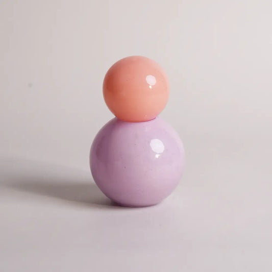 Diffuseur de parfum élégant au style contemporain, parfait pour salon, chambre ou bureau.