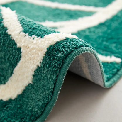 Tapis vert lavable au motif feuille, apportant une ambiance végétale et douce à une pièce bien éclairée.