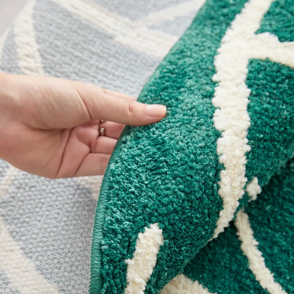 Tapis vert lavable en design feuille, parfait pour créer une atmosphère zen et harmonieuse dans un salon moderne.