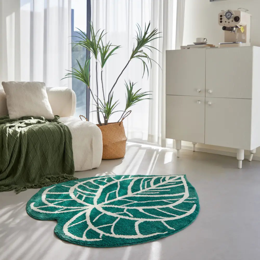 Tapis vert lavable en forme de feuille posé dans un salon lumineux, ajoutant une touche naturelle à la décoration.