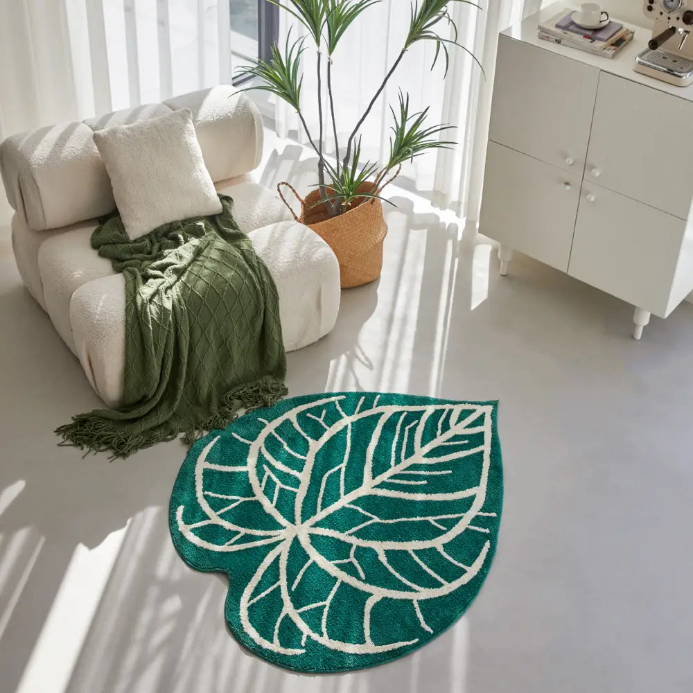 Petit tapis vert lavable au design feuille, parfait pour apporter fraîcheur et style à une pièce moderne.