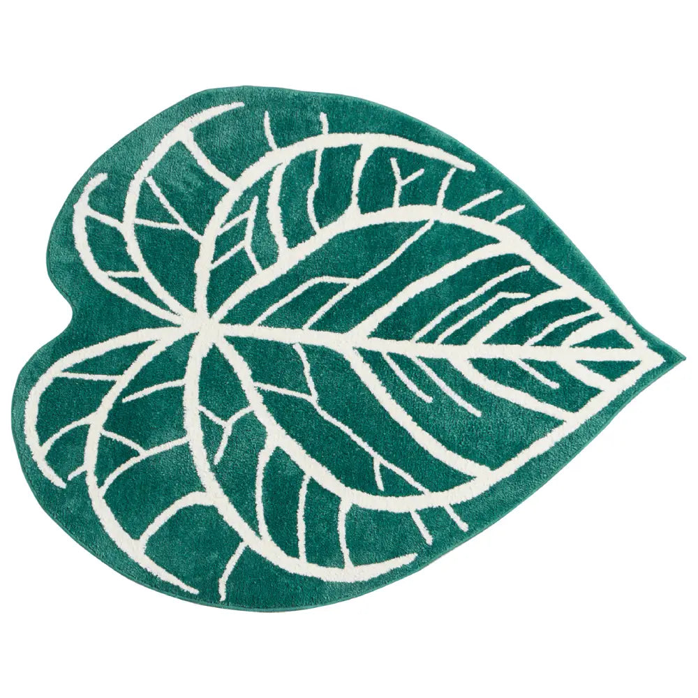 Salon lumineux décoré d’un tapis vert lavable, ajoutant une touche artistique et naturelle à l’espace.