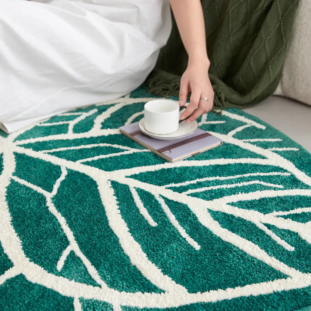 Tapis vert lavable placé près d’un canapé crème, illuminant l’espace grâce à son motif inspiré de la nature.