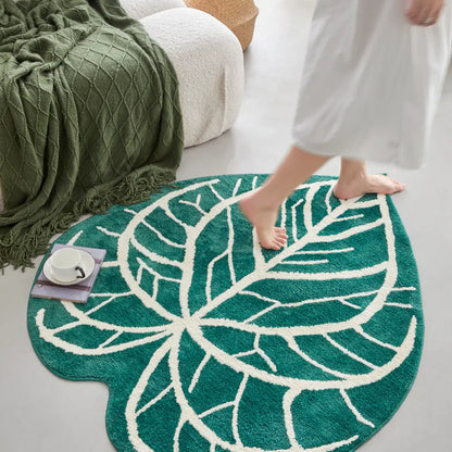 Décoration intérieure avec un tapis vert lavable en forme organique, idéal pour un salon minimaliste.