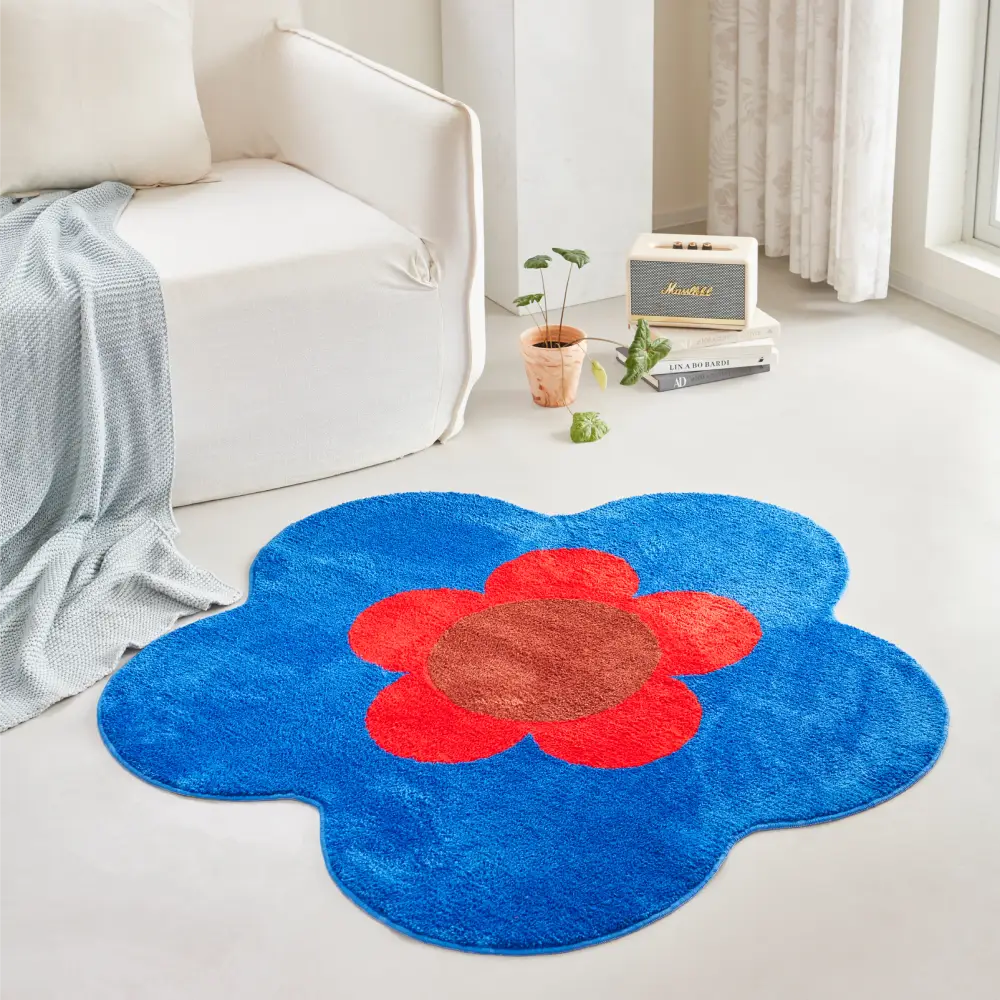 Tapis floral bleu au motif de grande fleur rouge, apportant une touche artistique et vibrante à la décoration intérieure.