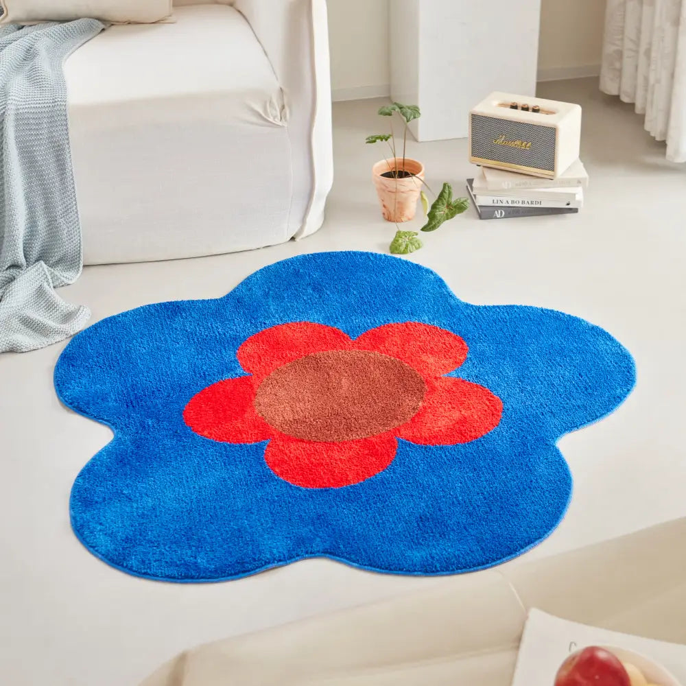 Tapis floral bleu aux formes organiques, sublimant un espace moderne grâce à son design coloré et graphique.