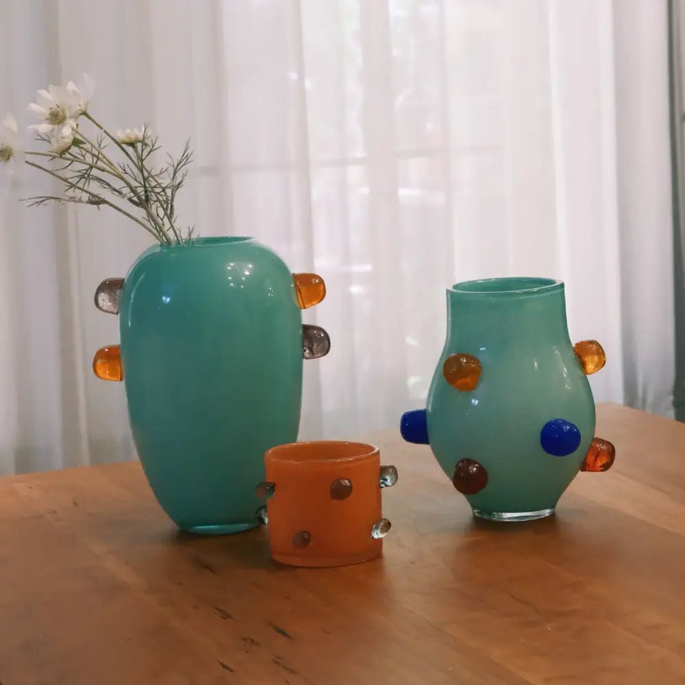 Grand vase en verre artisanal avec éléments colorés, pièce unique et sculpturale.