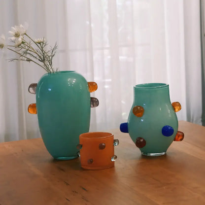 Grand vase en verre artisanal avec éléments colorés, pièce unique et sculpturale.