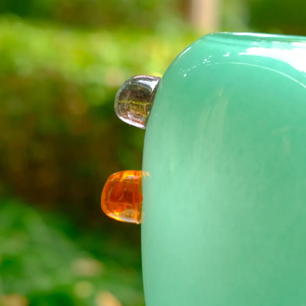 Grand vase décoratif en verre soufflé, couleur menthe douce et finitions artistiques.
