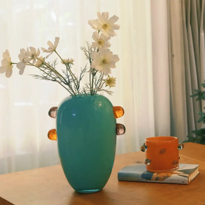 Grand vase vert design Kolviva, parfait pour un salon lumineux et moderne.