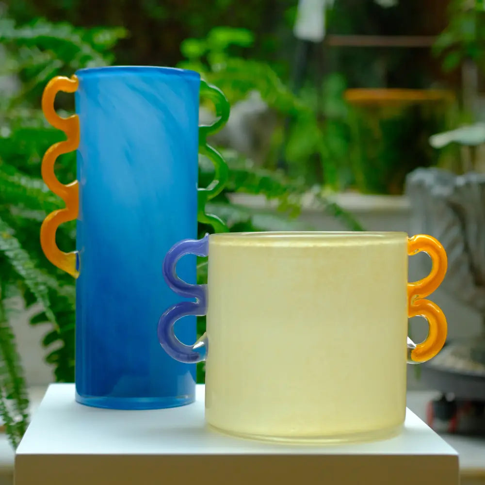 Vase bleu soufflé à la main avec poignées vertes et jaunes, design original Kolviva.
