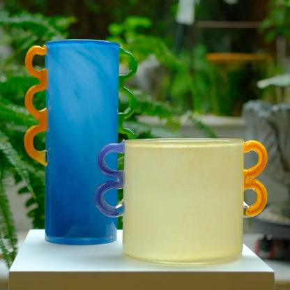 Vase bleu soufflé à la main avec poignées vertes et jaunes, design original Kolviva.