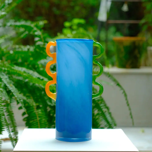 Vase bleu soufflé en verre, pièce décorative moderne et artistique.
