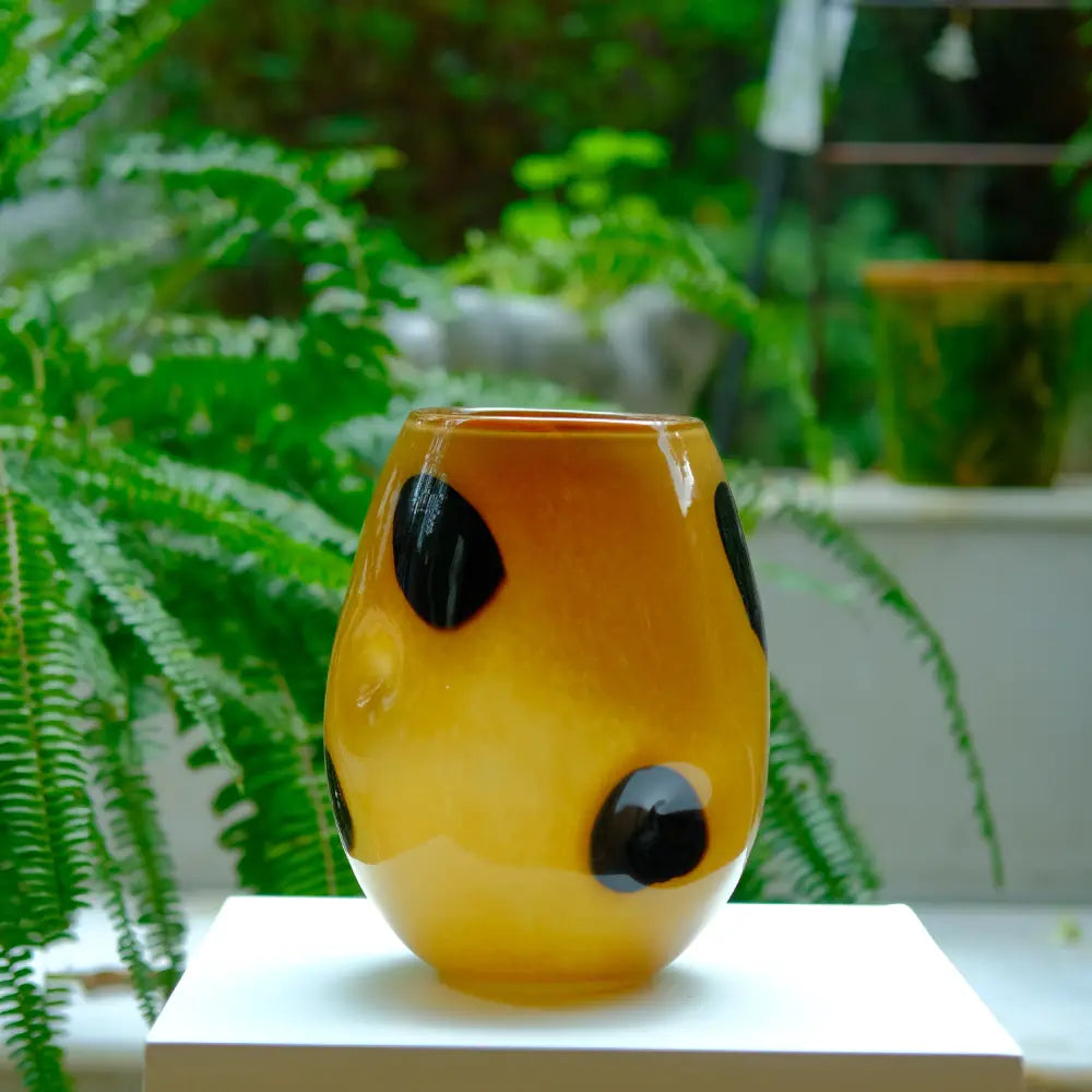 Grand vase décoratif Kolviva, pièce artisanale idéale pour un salon raffiné.