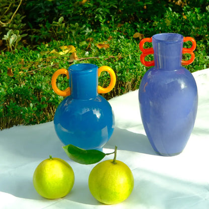 Vase violet en verre soufflé artisanal, au style moderne et raffiné.