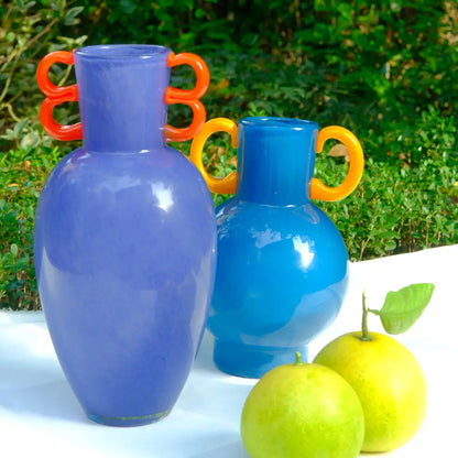 Vase violet en verre soufflé, pièce décorative élégante pour la maison.