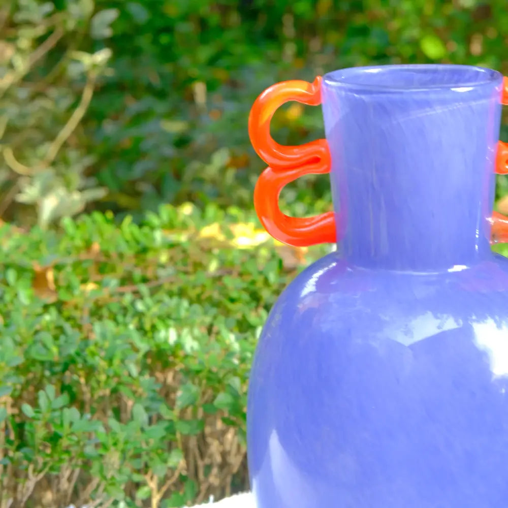 Vase violet en verre soufflé au design artistique, parfait pour sublimer un intérieur moderne.