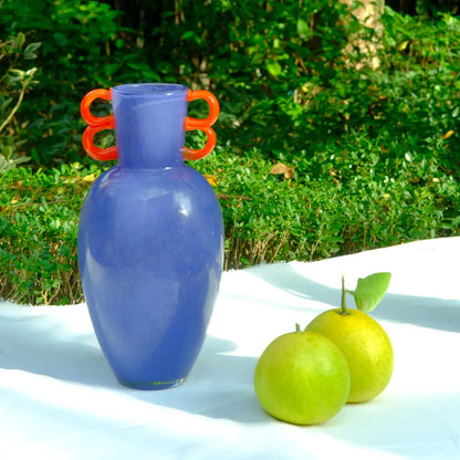 Vase violet en verre soufflé avec anses rouges, création design Kolviva.