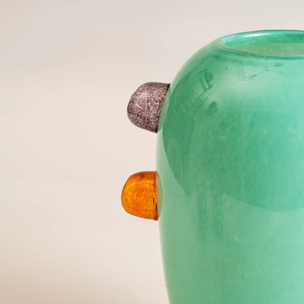 Élégant grand vase soufflé en verre vert mentholé, orné de bulles colorées ambrées et mauves, idéal pour une décoration contemporaine.