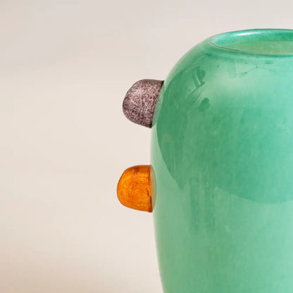 Élégant grand vase soufflé en verre vert mentholé, orné de bulles colorées ambrées et mauves, idéal pour une décoration contemporaine.