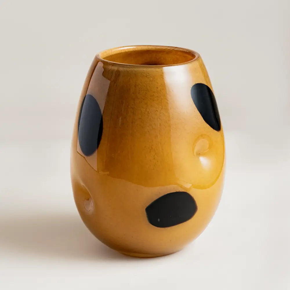 Grand vase décoratif en verre ambre soufflé artisanal avec motifs noirs – Perles d’Ambre