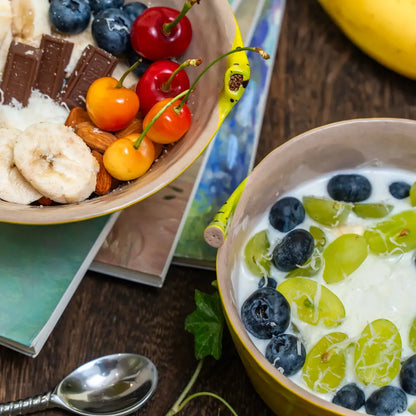 Ensemble de vaisselle en céramique, fruits présentés en bol banane