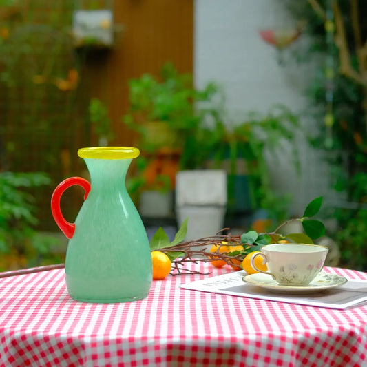 Mini vase en verre vert avec col jaune et anse rouge, design original Kolviva.